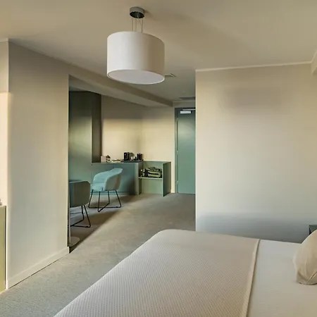 Hotell Millennium Hub & 4*