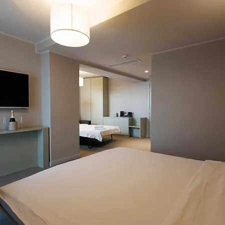 Millennium Hub & 4*