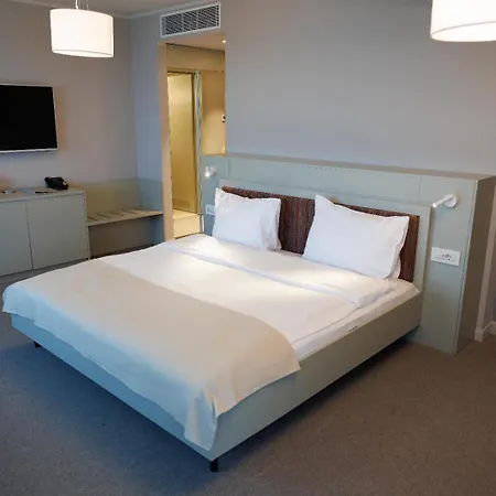 Millennium Hub & 4*