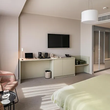 Готель Millennium Hub & 4*