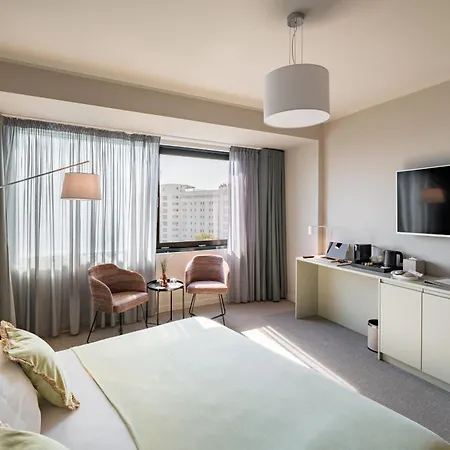 Millennium Hub & Готель 4*