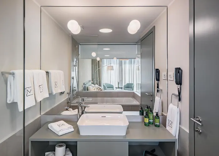 Отель Millennium Hub & 4*