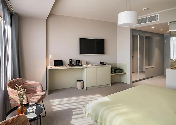 Отель Millennium Hub & 4*