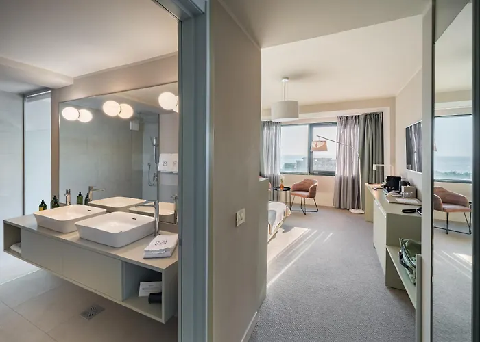 Отель Millennium Hub & 4*