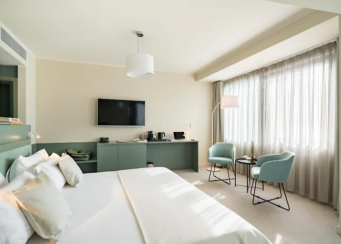 Millennium Hub & فندق