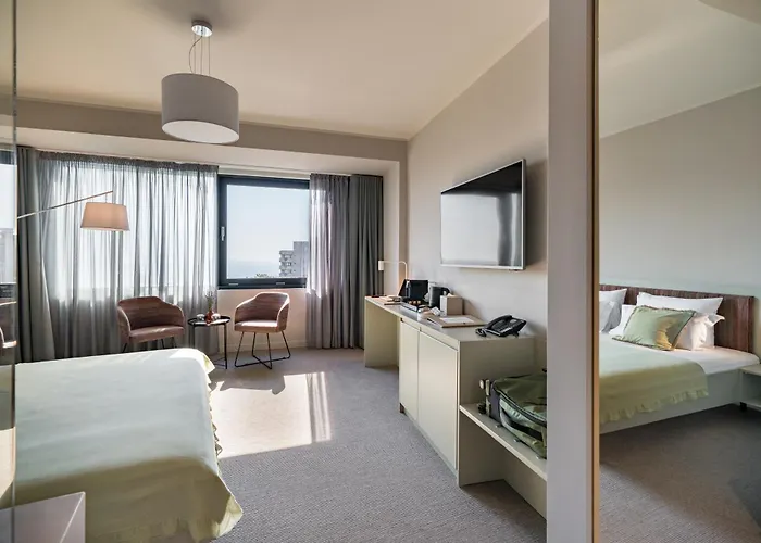 فندق Millennium Hub &