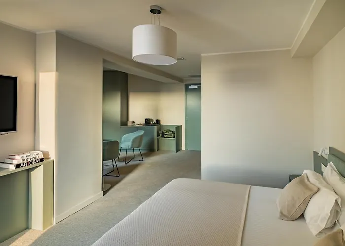 Отель Millennium Hub & 4*